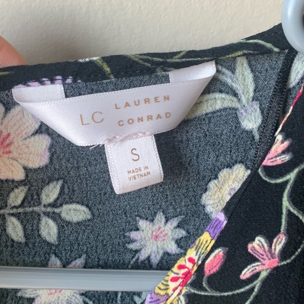 LC Lauren Conrad floral top round hem key hole back - Picture 3 of 10